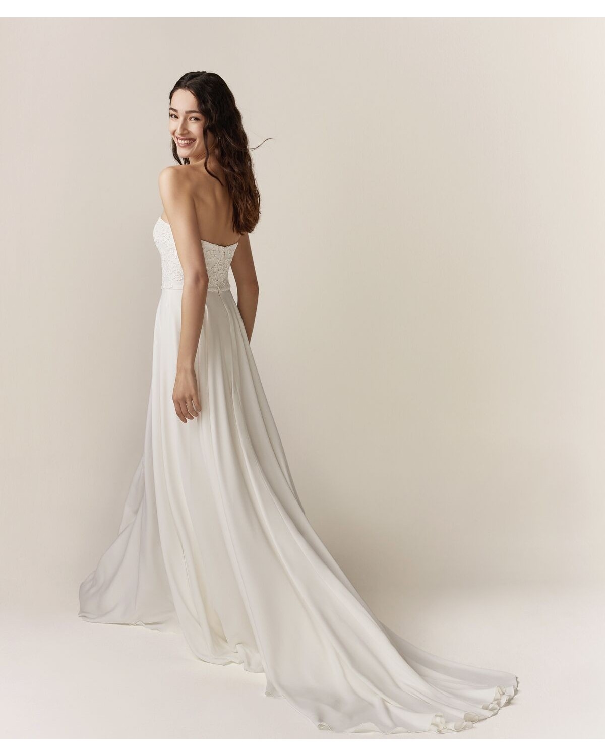 abito da sposa 2540 Lumière 2025 - Jesus Peiro