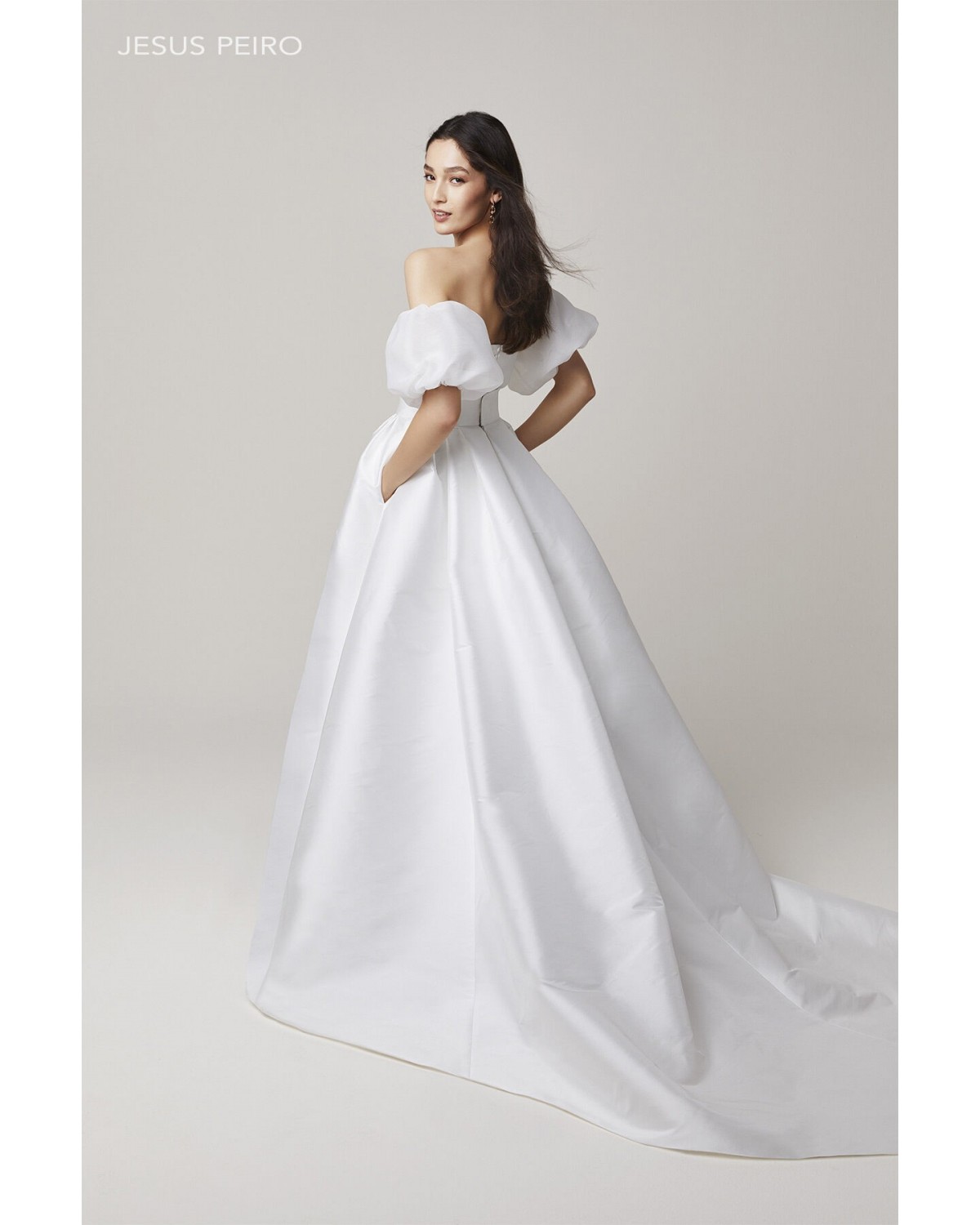 2201 - abito da sposa collezione 2022 - Jesus Peiro